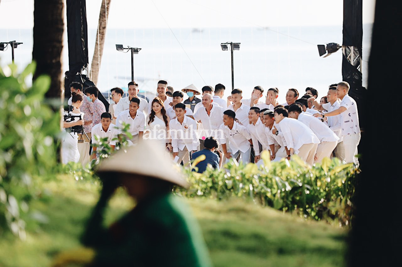 Toàn cảnh lễ cưới siêu tinh tế của Công Phượng, Viên Minh, chú rể bật mí chuyện ai là người tỏ tình đầu tiên và lời nhận xét khó đỡ của Duy Pinky khiến ai cũng bật cười-4