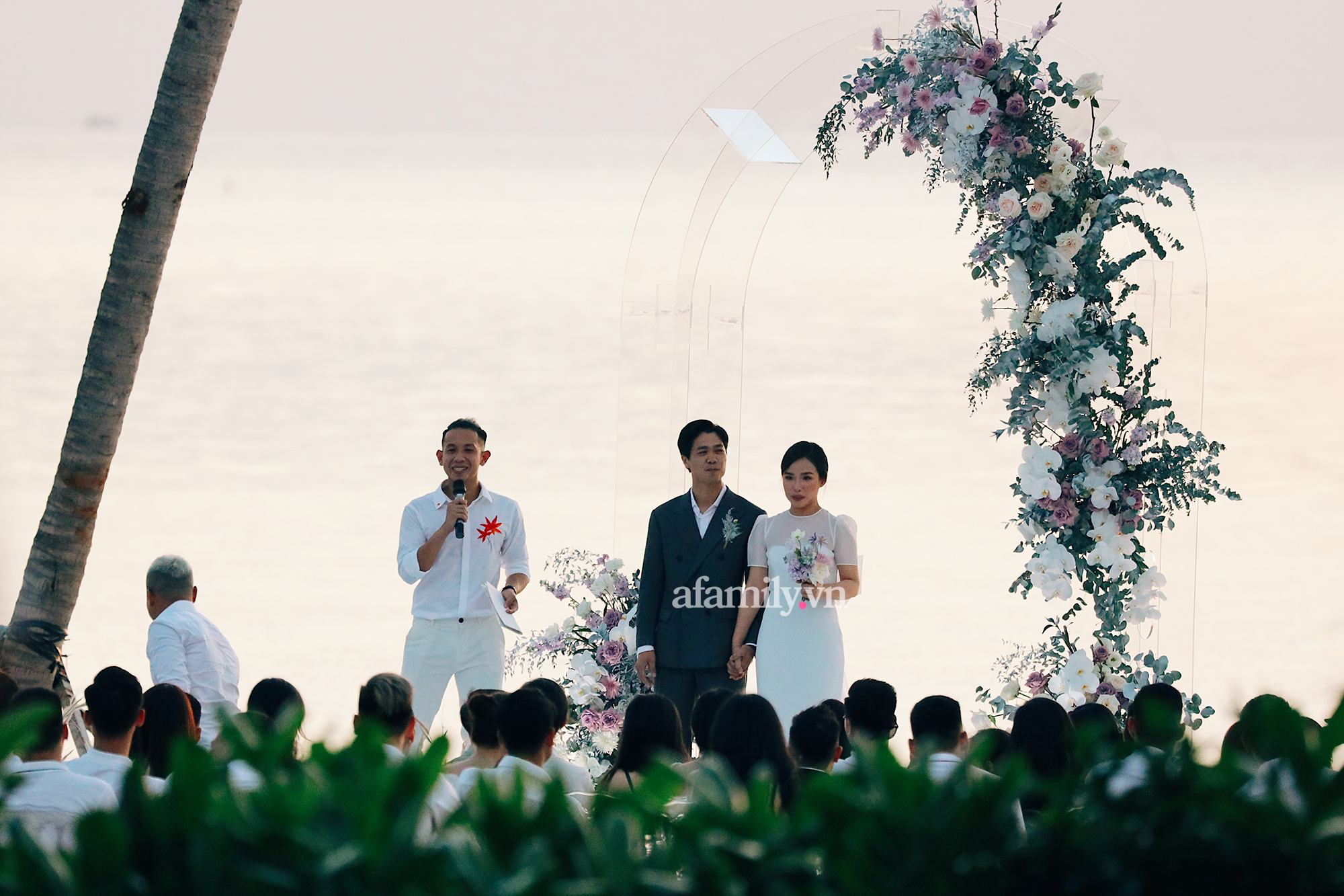 Toàn cảnh lễ cưới siêu tinh tế của Công Phượng, Viên Minh, chú rể bật mí chuyện ai là người tỏ tình đầu tiên và lời nhận xét khó đỡ của Duy Pinky khiến ai cũng bật cười-14