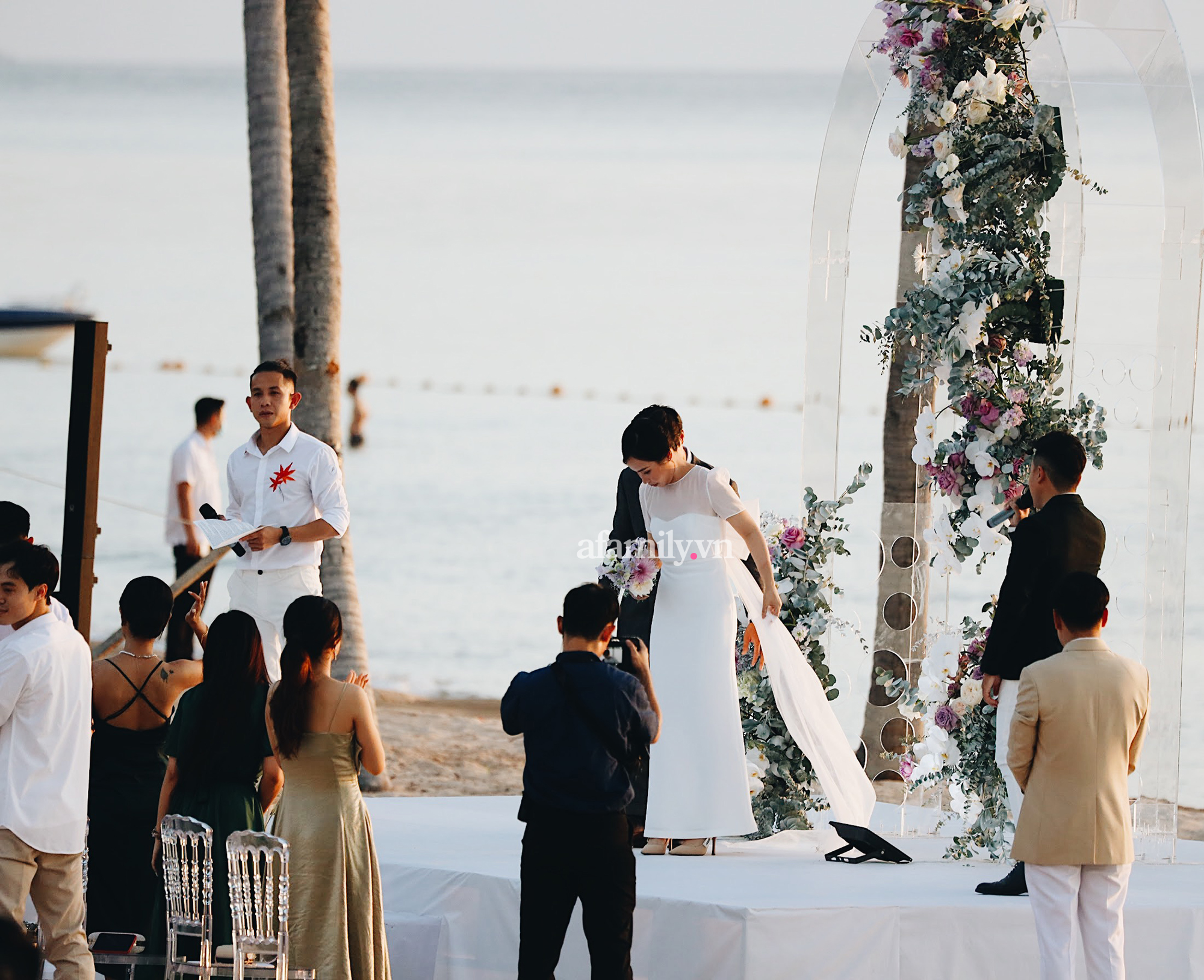 Toàn cảnh lễ cưới siêu tinh tế của Công Phượng, Viên Minh, chú rể bật mí chuyện ai là người tỏ tình đầu tiên và lời nhận xét khó đỡ của Duy Pinky khiến ai cũng bật cười-11