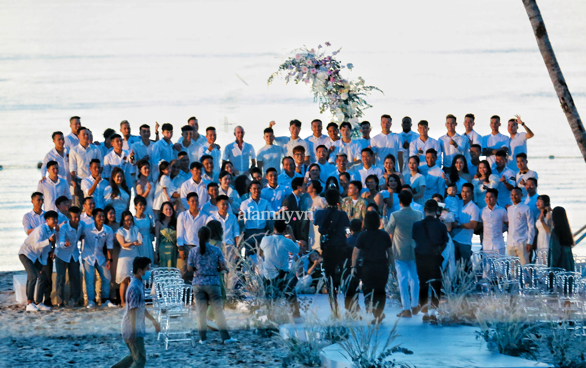 Toàn cảnh lễ cưới siêu tinh tế của Công Phượng, Viên Minh, chú rể bật mí chuyện ai là người tỏ tình đầu tiên và lời nhận xét khó đỡ của Duy Pinky khiến ai cũng bật cười-17