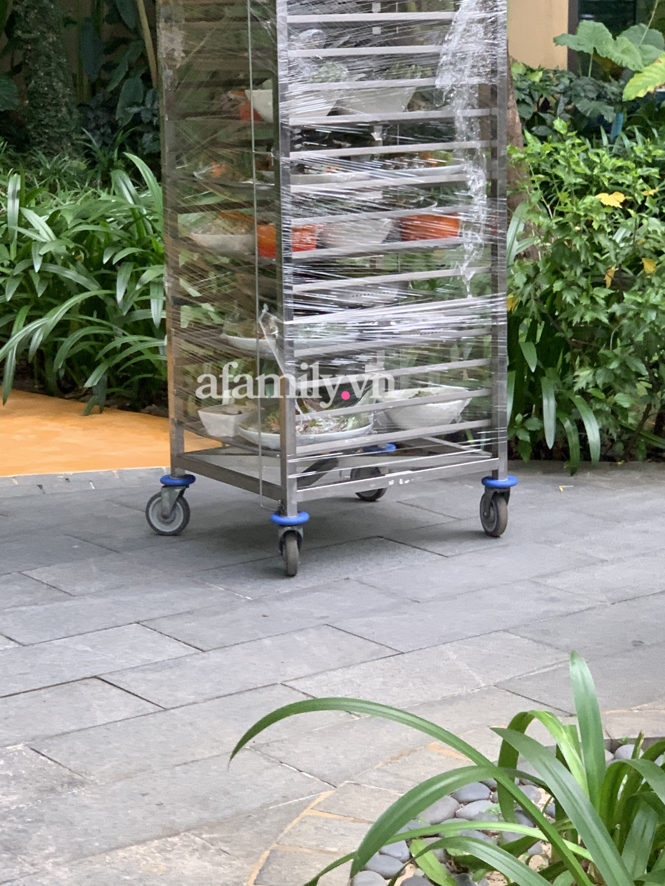 Công Phượng thiết đãi khách mời tiệc buffet sau lễ cưới trên biển-2