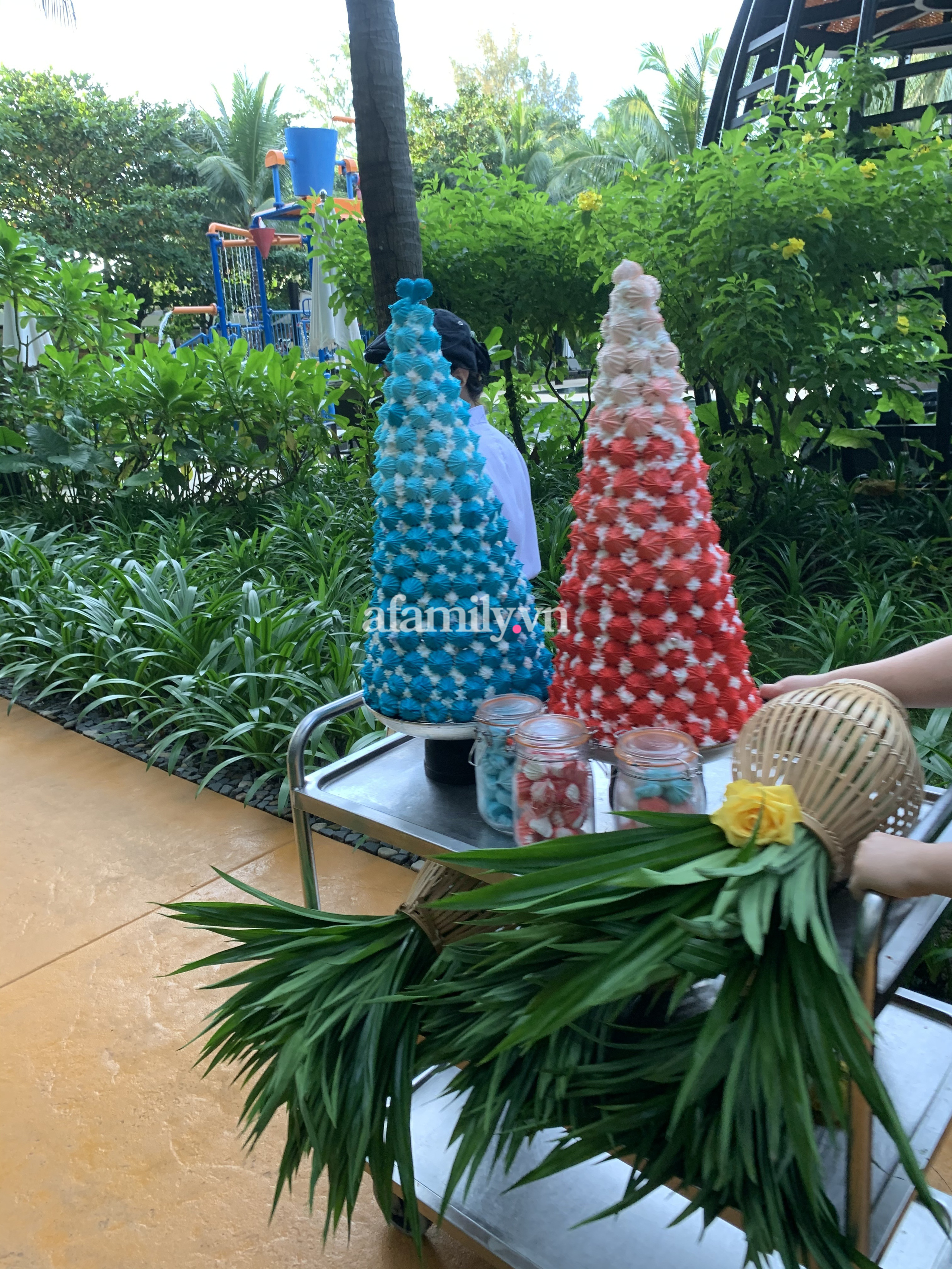 Công Phượng thiết đãi khách mời tiệc buffet sau lễ cưới trên biển-8