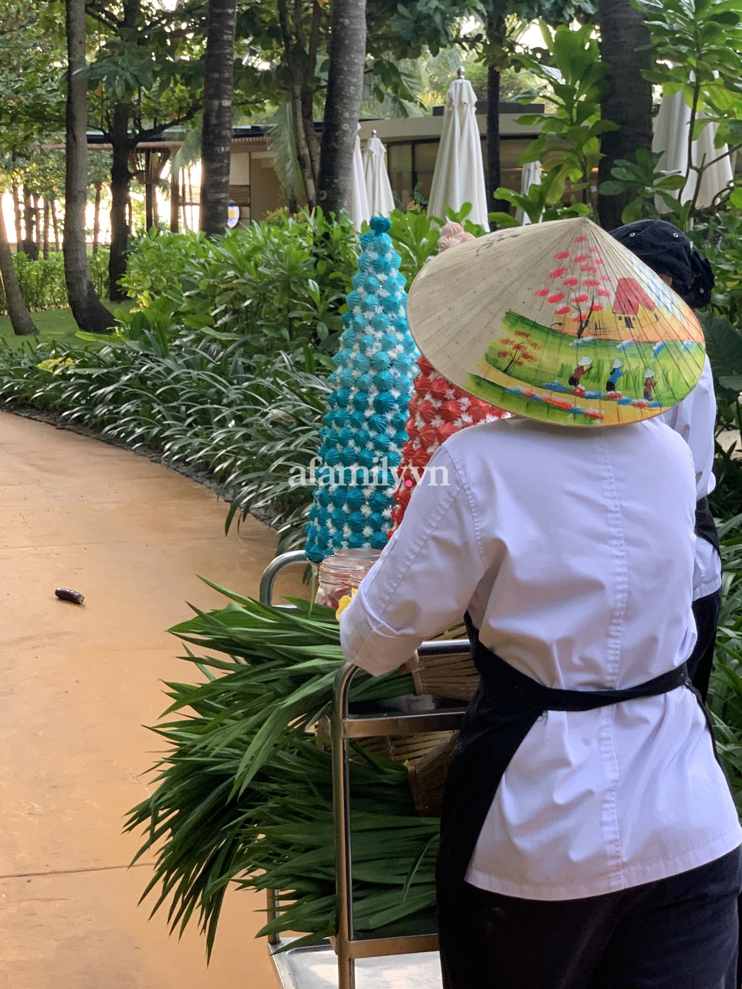 Công Phượng thiết đãi khách mời tiệc buffet sau lễ cưới trên biển-6