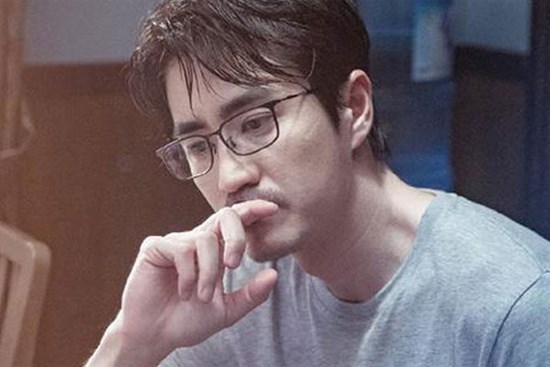 Cả tháng chồng mới về nhưng vợ cứ cau có, xa lánh không cho gần gũi, tôi nghi ngờ lắp camera theo dõi để rồi bật khóc với những gì nhìn thấy