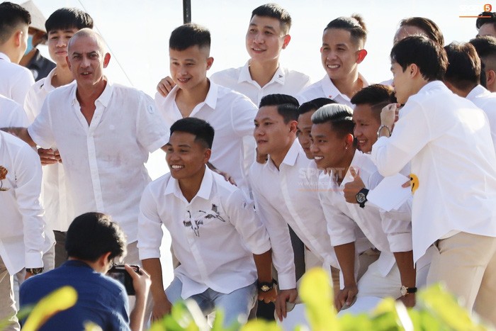 Nhan sắc cực phẩm của dàn tuyển thủ Việt Nam tham dự đám cưới Công Phượng ở Phú Quốc-3