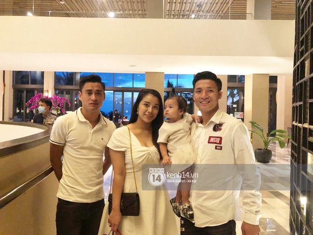 Phát hiện ra cặp đôi chiếm spotlight không kém gì chú rể Công Phượng và cô dâu Viên Minh, hóa ra lại có nhiều điểm tương đồng đến thế!-4