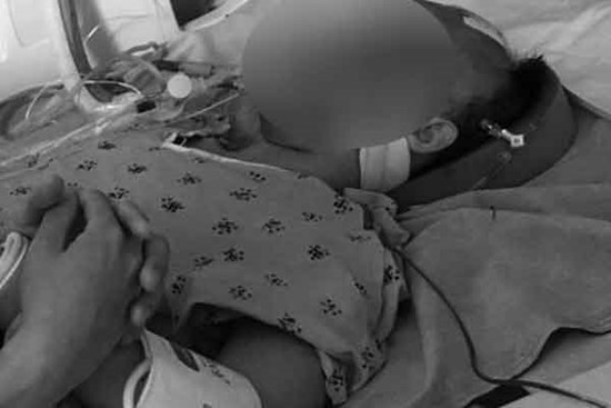 Nửa đêm nghe tiếng động lạ trong phòng của mẹ già sống thực vật, con gái kiểm tra liền phát hiện cảnh tượng kinh hoàng