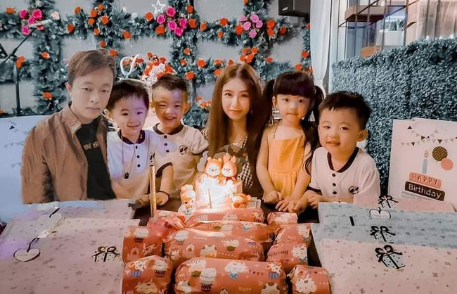 Nhan sắc hiện tại khiến ai cũng ngỡ ngàng của mẹ trẻ từng gây sốt với bức ảnh vén áo khoe bụng rạn kinh hoàng sau khi sinh tư-3