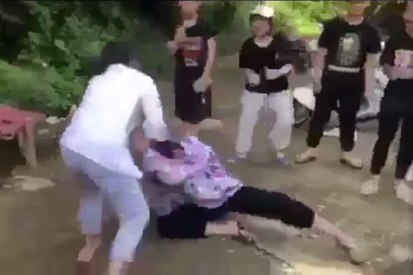 Cận cảnh nghĩa địa trong phố Hà Nội: Nơi người dân vẫn vô tư ăn uống, vui chơi bên cạnh mộ người chết-19