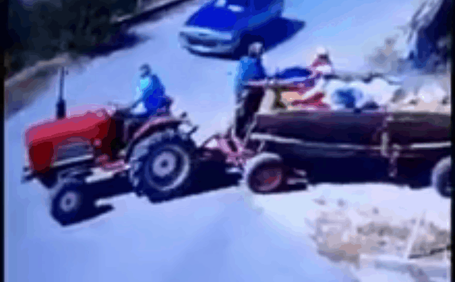 Phóng tốc độ bát hương vàng, ô tô đâm bay đầu xe tự chế, camera bóc hành động khó hiểu của tài xế-1