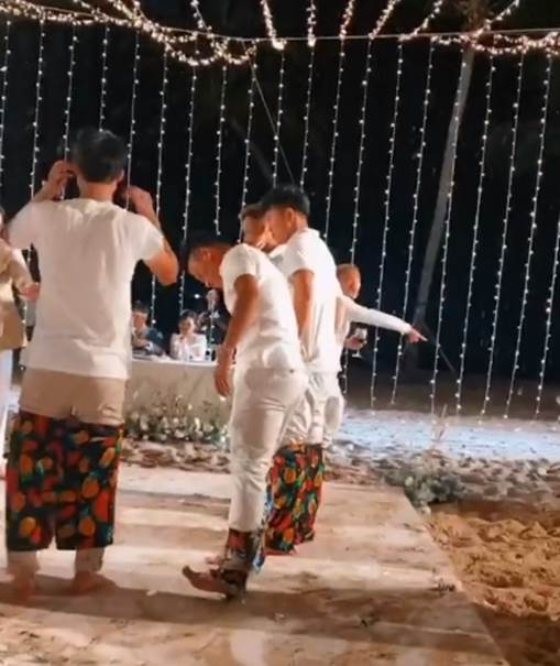 Trong lúc dàn cầu thủ rủ nhau chơi trò chơi trong đám cưới Công Phượng, Văn Toàn phát hiện bị quay lén liền cúi đầu năn nỉ và hành động khiến fan bật cười-1