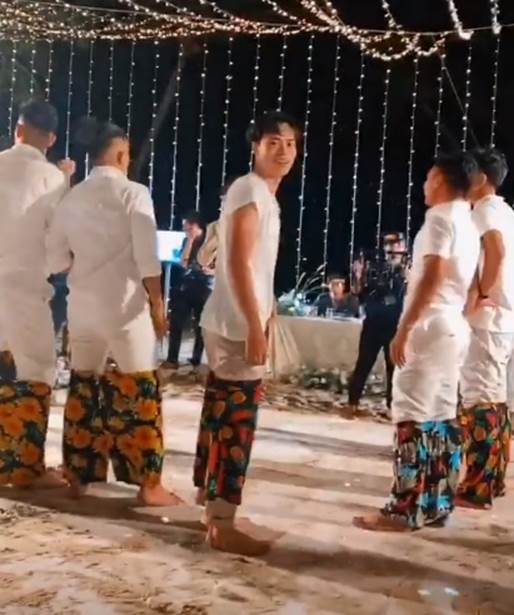 Trong lúc dàn cầu thủ rủ nhau chơi trò chơi trong đám cưới Công Phượng, Văn Toàn phát hiện bị quay lén liền cúi đầu năn nỉ và hành động khiến fan bật cười-2