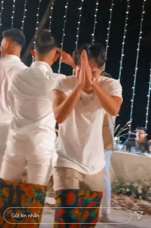 Trong lúc dàn cầu thủ rủ nhau chơi trò chơi trong đám cưới Công Phượng, Văn Toàn phát hiện bị quay lén liền cúi đầu năn nỉ và hành động khiến fan bật cười-3