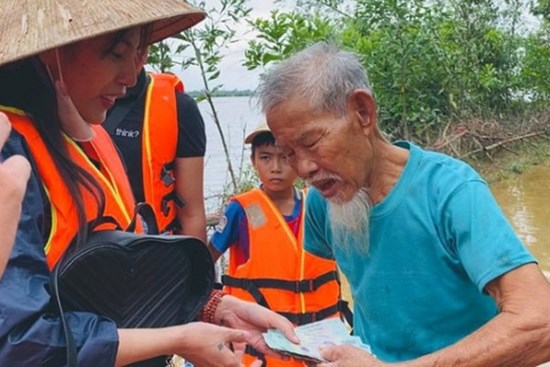 Thủy Tiên hỗ trợ 50 triệu cho các gia đình nghèo khó có nhà bị sập, ngày mai bay luôn ra Huế tiếp tục cứu trợ