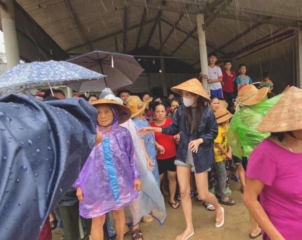 Thủy Tiên hỗ trợ 50 triệu cho các gia đình nghèo khó có nhà bị sập, ngày mai bay luôn ra Huế tiếp tục cứu trợ-8