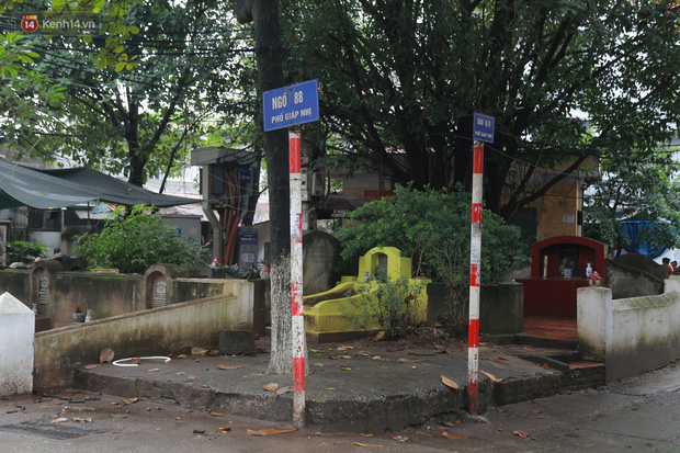 Cận cảnh nghĩa địa trong phố Hà Nội: Nơi người dân vẫn vô tư ăn uống, vui chơi bên cạnh mộ người chết-1