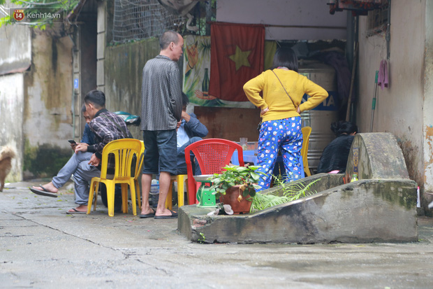 Cận cảnh nghĩa địa trong phố Hà Nội: Nơi người dân vẫn vô tư ăn uống, vui chơi bên cạnh mộ người chết-10