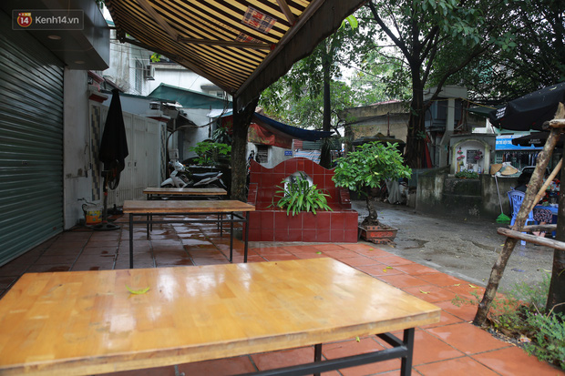 Cận cảnh nghĩa địa trong phố Hà Nội: Nơi người dân vẫn vô tư ăn uống, vui chơi bên cạnh mộ người chết-11