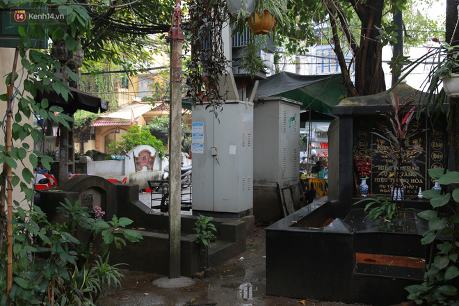 Cận cảnh nghĩa địa trong phố Hà Nội: Nơi người dân vẫn vô tư ăn uống, vui chơi bên cạnh mộ người chết-12