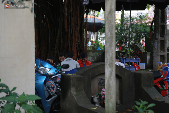 Cận cảnh nghĩa địa trong phố Hà Nội: Nơi người dân vẫn vô tư ăn uống, vui chơi bên cạnh mộ người chết-13
