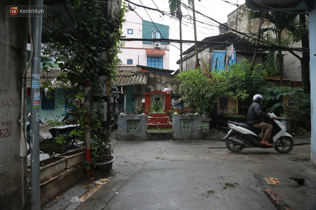 Cận cảnh nghĩa địa trong phố Hà Nội: Nơi người dân vẫn vô tư ăn uống, vui chơi bên cạnh mộ người chết-2