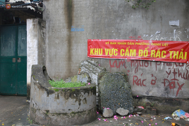 Cận cảnh nghĩa địa trong phố Hà Nội: Nơi người dân vẫn vô tư ăn uống, vui chơi bên cạnh mộ người chết-4