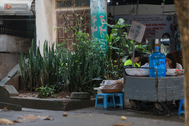 Cận cảnh nghĩa địa trong phố Hà Nội: Nơi người dân vẫn vô tư ăn uống, vui chơi bên cạnh mộ người chết-9