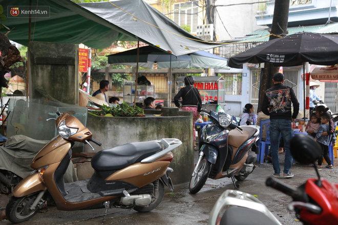 Cận cảnh nghĩa địa trong phố Hà Nội: Nơi người dân vẫn vô tư ăn uống, vui chơi bên cạnh mộ người chết-15