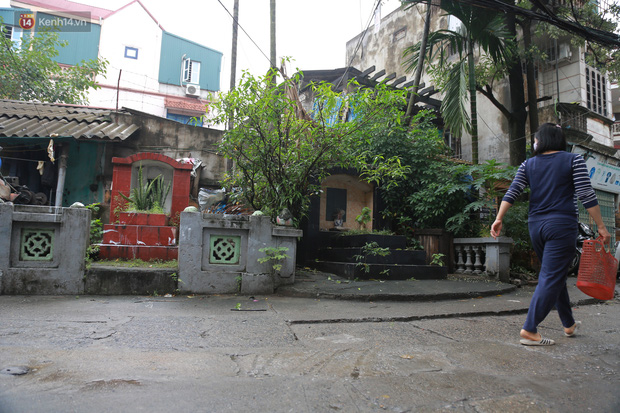 Cận cảnh nghĩa địa trong phố Hà Nội: Nơi người dân vẫn vô tư ăn uống, vui chơi bên cạnh mộ người chết-16