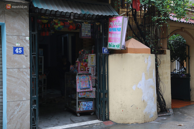 Cận cảnh nghĩa địa trong phố Hà Nội: Nơi người dân vẫn vô tư ăn uống, vui chơi bên cạnh mộ người chết-18