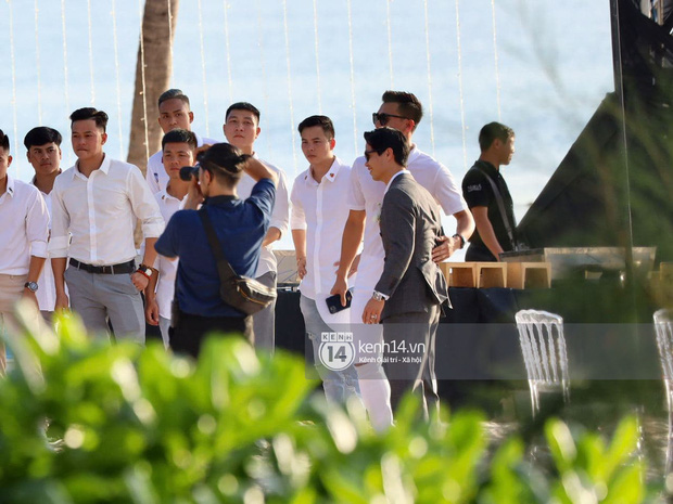 Nhìn dàn cầu thủ đi dự đám cưới Công Phượng để kết luận: Anh em cứ diện đồ trắng là auto bảnh!-2