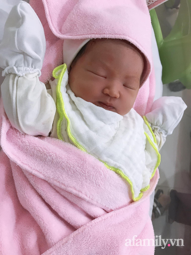 Cô gái Hà Nội kể chuyện tự tay đỡ đẻ cho chị hàng xóm trên ô tô hồi hộp như phim, vài tiếng sau mới hoàn hồn-2