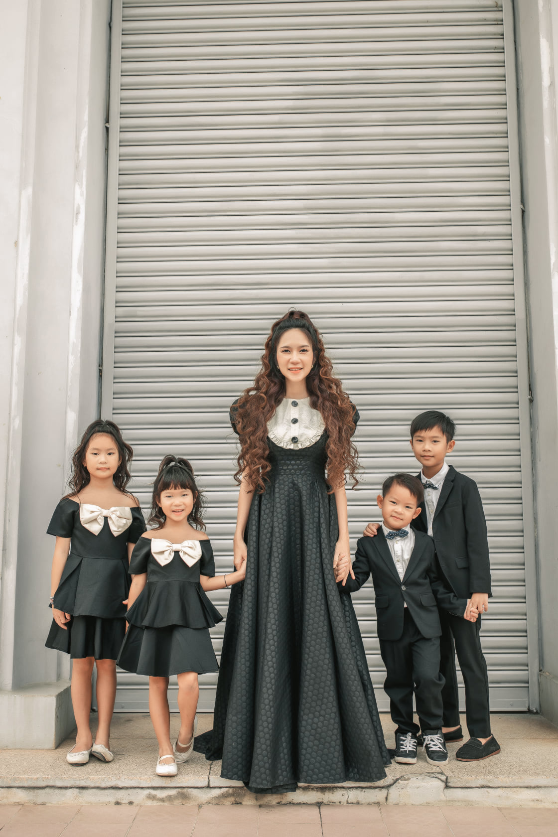 Vợ chồng Lý Hải lần đầu kể bí mật hôn lễ 1000 khách, tung bộ ảnh gia đình đông con nhất Vbiz mà gây sốt vì quá độc!-11