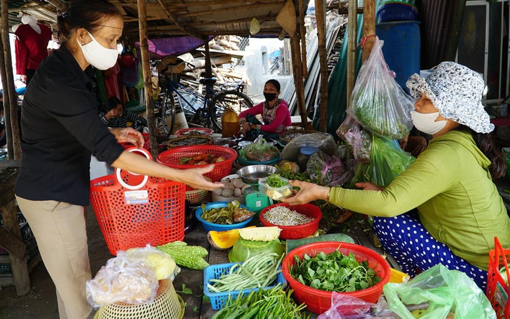 Cầm 500K đi chợ về vẫn thiếu nợ cô hàng rau 10K, thấy bản thân tiêu quá đà mẹ trẻ Hà Nội vội vàng cầu cứu để chị em cho lời khuyên, ai cũng tấm tắc gật đầu-1