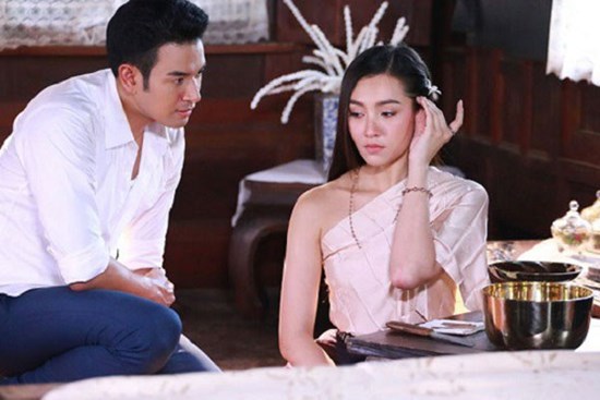 Đi làm về, tôi ngạc nhiên khi thấy một người đàn ông lạ trong nhà, càng bất ngờ hơn khi anh ta đưa cho tôi 1 tỷ đồng và yêu cầu một việc khó tin