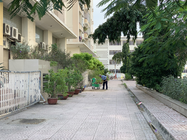 Vụ người phụ nữ tử vong, thi thể không nguyên vẹn: Camera ghi lại khoảnh khắc nạn nhân bắc ghế leo lên ban công rồi nhảy lầu tự tử-1