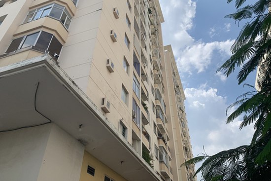 Vụ người phụ nữ tử vong, thi thể không nguyên vẹn: Camera ghi lại khoảnh khắc nạn nhân bắc ghế leo lên ban công rồi nhảy lầu tự tử