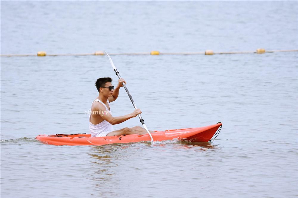 Loạt ảnh khoe trọn body đầy cơ bắp của Bùi Tiến Dũng khi đi bơi buổi sáng!-2