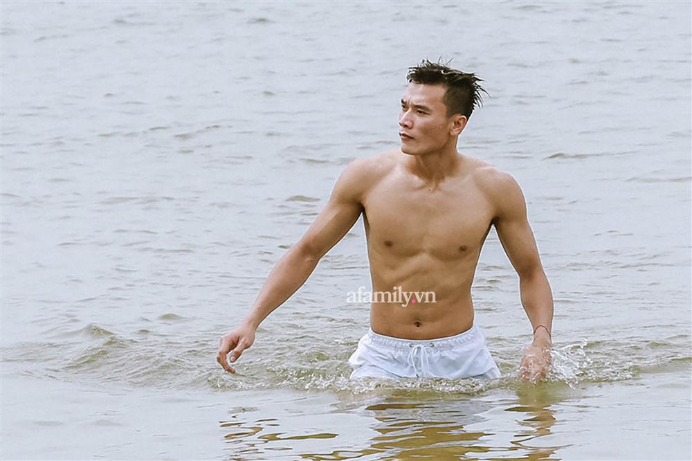 Loạt ảnh khoe trọn body đầy cơ bắp của Bùi Tiến Dũng khi đi bơi buổi sáng!-10