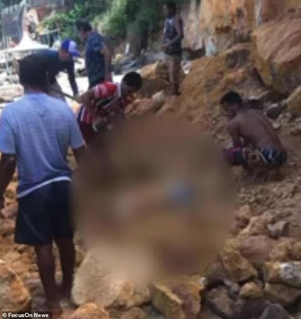 Nghỉ mát ở bãi biển nổi tiếng, gia đình 3 người chết tức tưởi vì vách đá sụp đổ, tư thế của người mẹ khi được tìm thấy gây nhói lòng-3