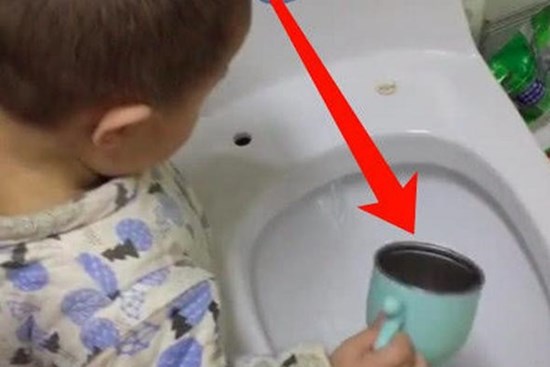 Bố đi làm về được con trai lấy nước cho uống thì vô cùng cảm động nhưng khi phát hiện nước có mùi lạ thì 