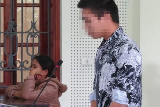 Vụ bé 5 tuổi bị trói 2 tay tử vong trong nhà hoang ở Nghệ An: Bị cáo bật khóc xin lỗi gia đình nạn nhân tại tòa, bị tuyên phạt 15 năm tù