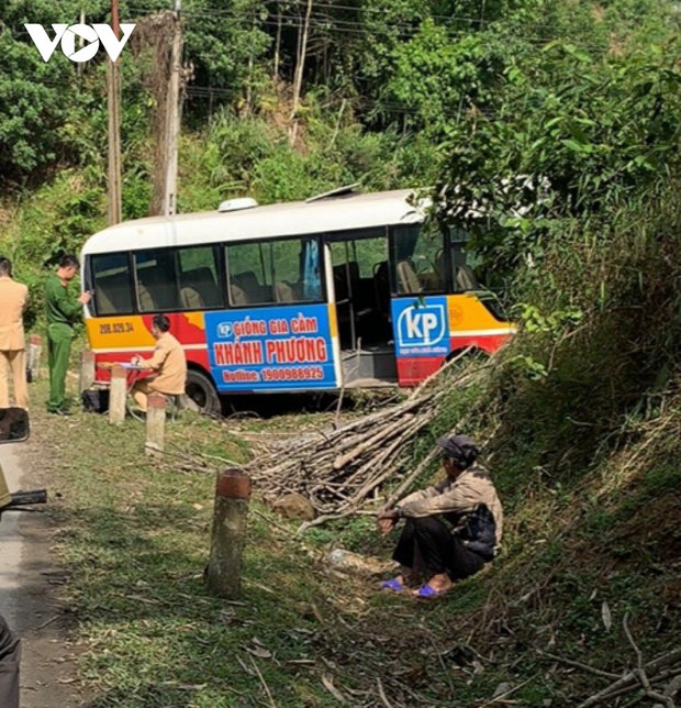 Xe bus mất phanh đâm vào taluy, 6 người bị thương ở Bắc Kạn-1