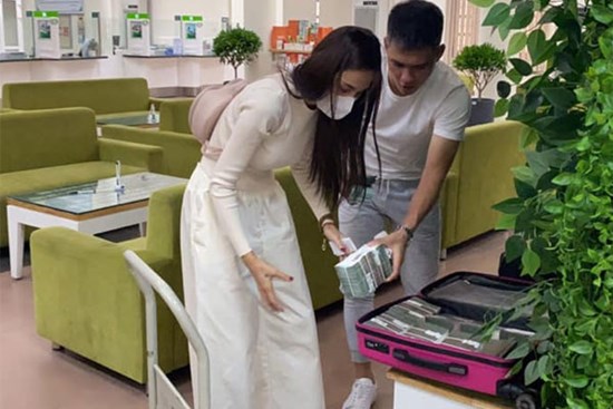 Thủy Tiên mang 'bao tải tiền', sẵn sàng hỗ trợ 7000 người dân ở Huế
