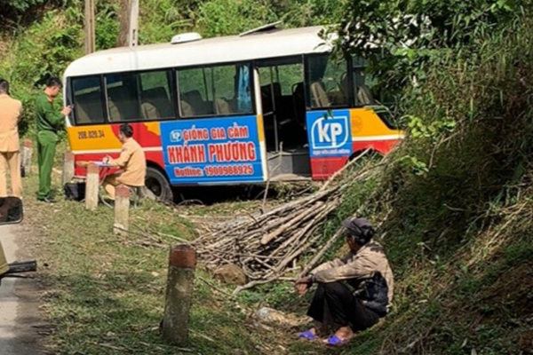 Khoảnh khắc xe ben mất phanh lao thẳng vách núi, tài xế may mắn thoát nạn-1