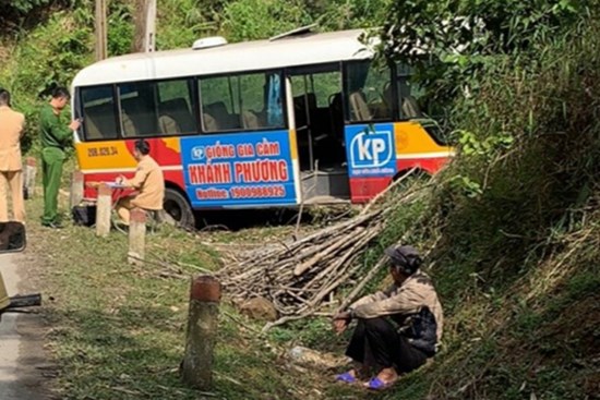 Xe bus mất phanh đâm vào taluy, 6 người bị thương ở Bắc Kạn