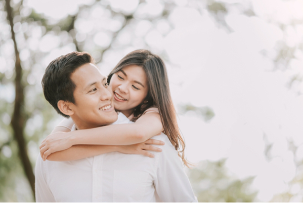 Năm nào chồng cũng gửi hoa tặng sinh nhật người yêu cũ nhưng lúc đọc tấm thiệp anh viết tôi lại vui sướng vô cùng-1