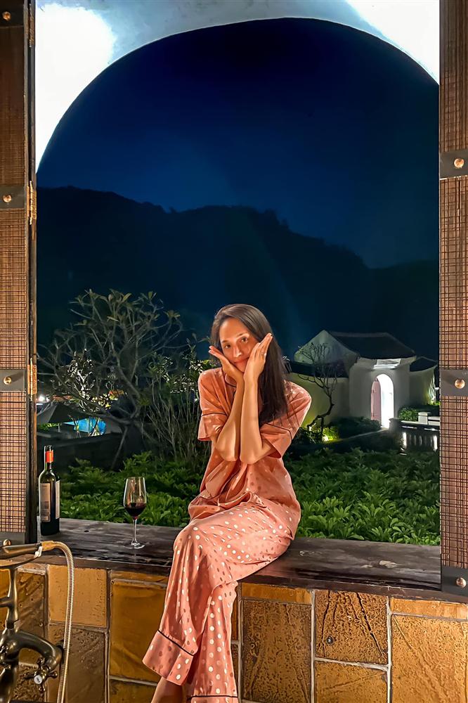 Hương Giang tái xuất với set đồ tím lịm tìm sim nhưng vóc dáng gầy gò mới đáng lo ngại-5