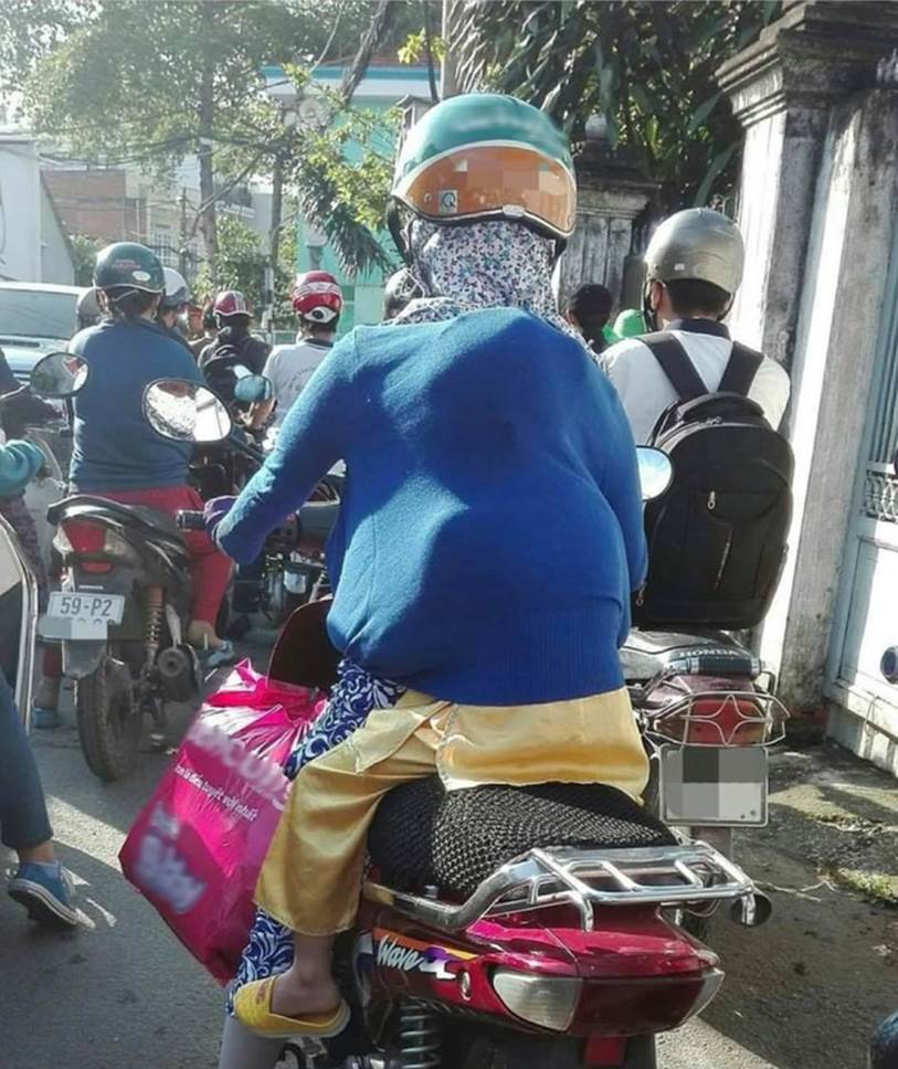 Em bé núp sau mẹ lưng như ninja trên đường phố, cảnh tượng vừa hài hước vừa cảm động vì manh áo mẹ luôn là tấm khiên bảo vệ an toàn nhất-1