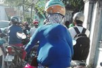 Bức ảnh bà cụ bán rau ngồi bó gối giữa phố Sài Gòn khiến dân mạng cảm động, bất ngờ nhất là hành động của chàng trai chụp hình-3